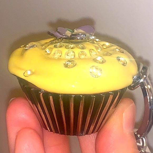 JUICY COUTURE CUPCAKE KEYCHAIN YELLOW SILVER NEW - Picture 3 of 16